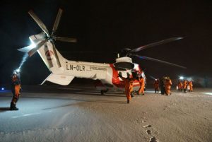 Så var besøket over og gjestene klatrer om bord i helikopteret som skal fly dem hjem til Longyearbyen. Foto: André Gunnar Røsberg